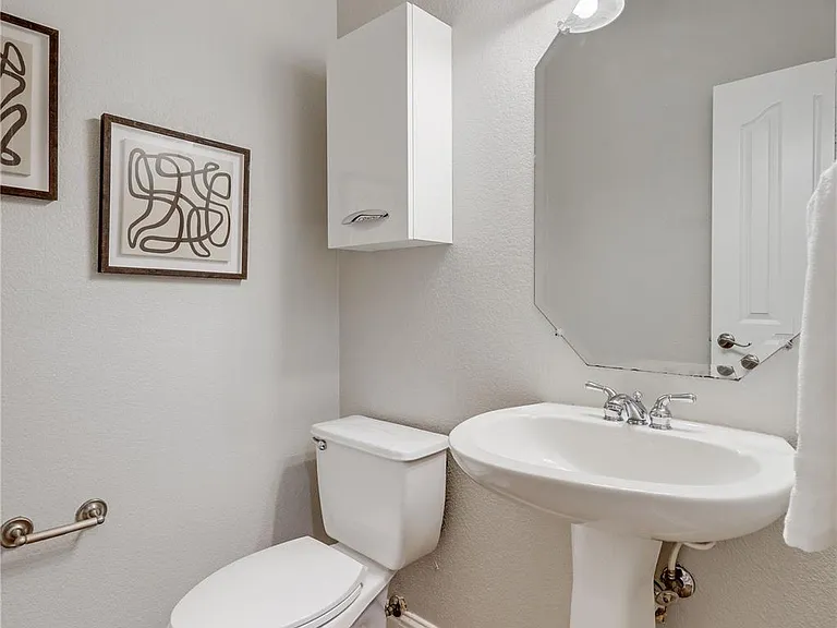 10400 Roy Butler Dr — Photo 30