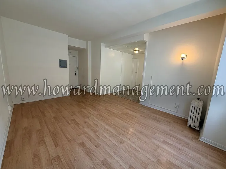 Wilshire Mediterranean Apartments — Photo 11