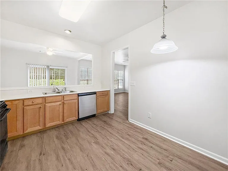 2425 Fairlie Dr — Photo 11