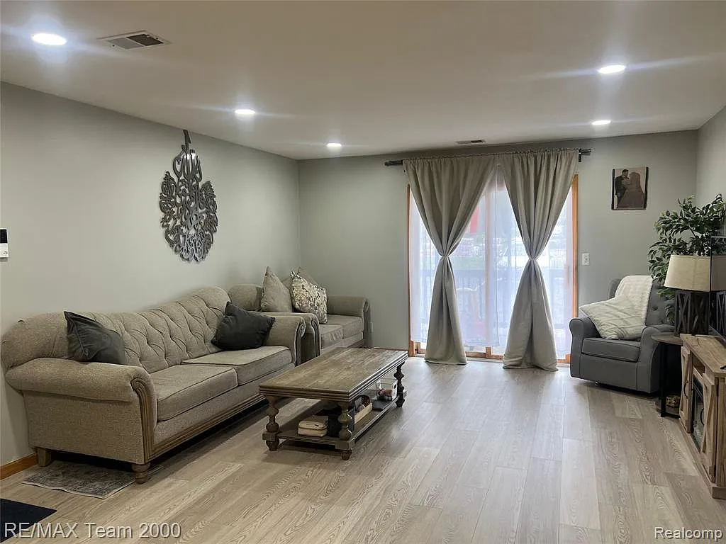 2 bed, 1.0 bath, 1073 sqft, $1,600 — Photo 3