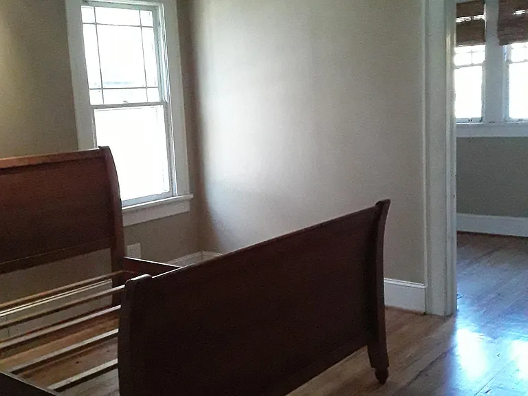 698 E Ave NE — Photo 3