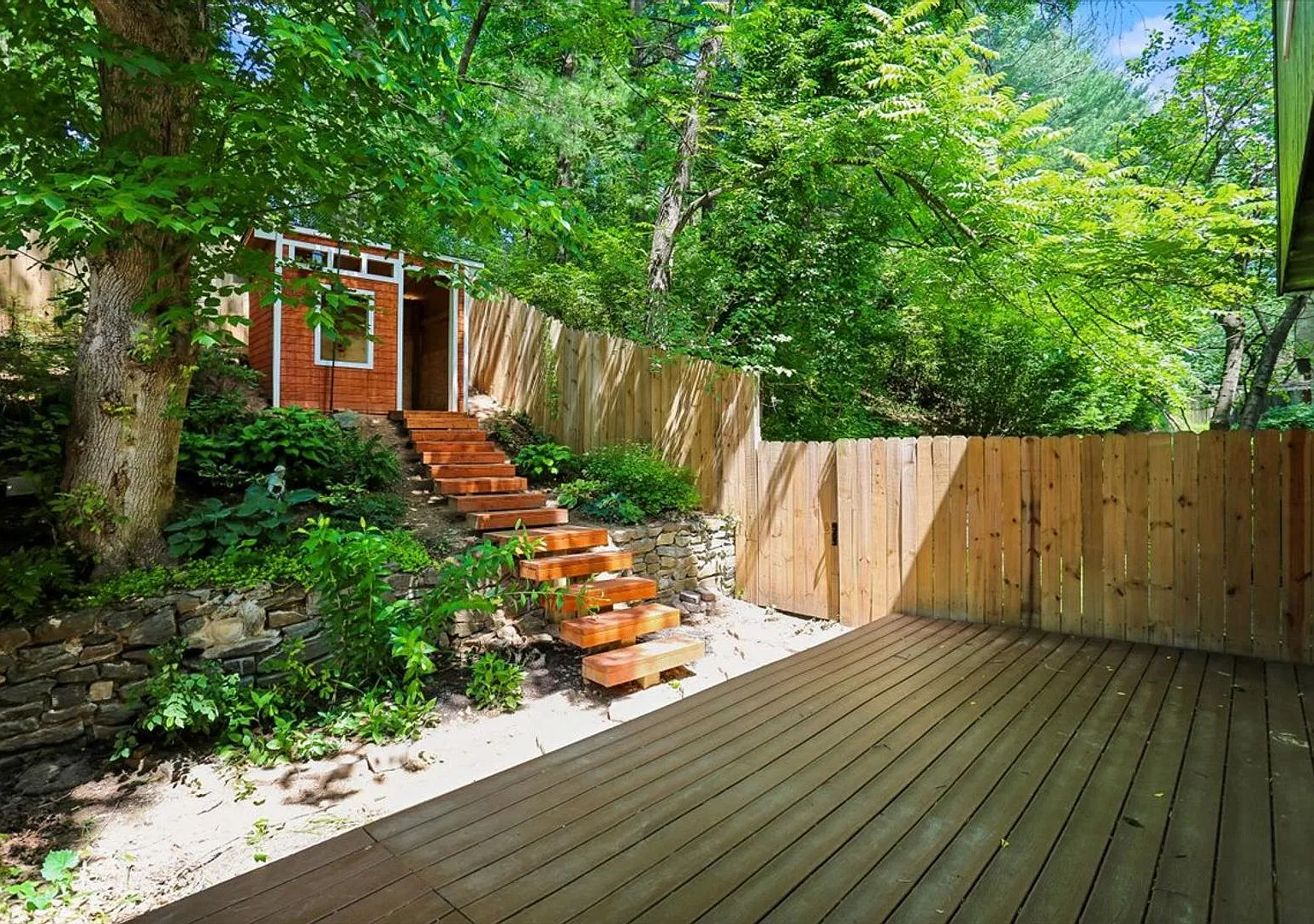 Updated 3-Bedroom, 2 Full Bath, 2 Half Bath Townhouse in Close-In Potomac! — Photo 2