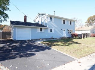 26 Harvey Ln, Ronkonkoma, NY 11779