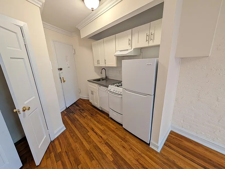 70 Barrow St #4R — Photo 2