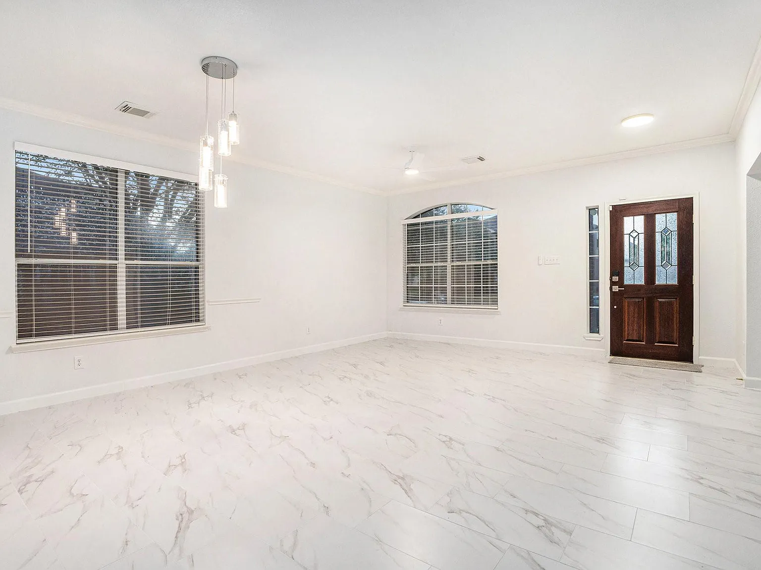 5 bed, 3.5 bath, 4200 sqft, $3,700 — Photo 2