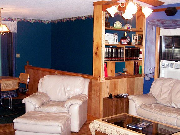 Living room/dining area