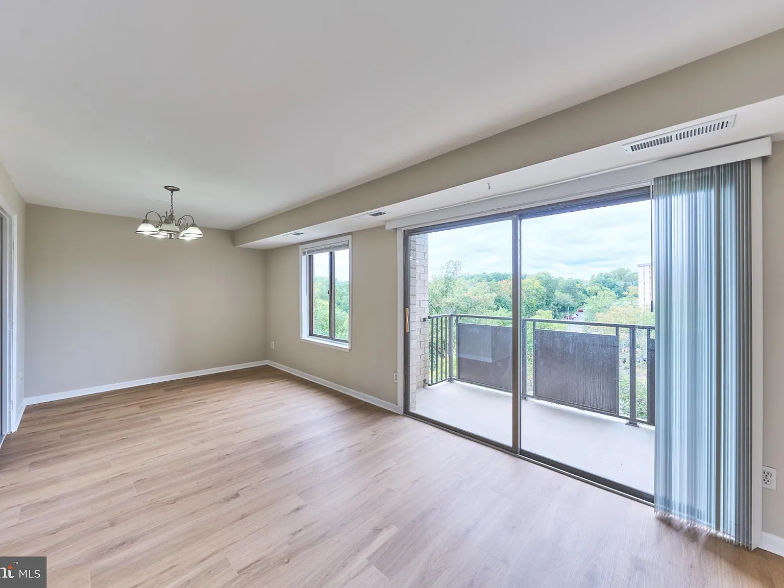 Woodlake Towers Condo — Photo 4