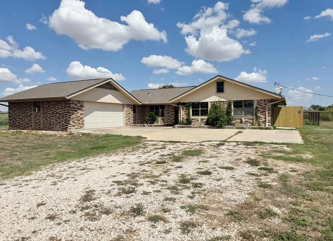 3 bed, 2.0 bath, 1831 sqft, $1,960 — Photo 2