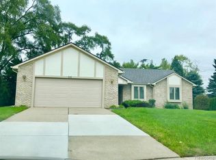 98 Miracle Dr, Troy, MI 48084