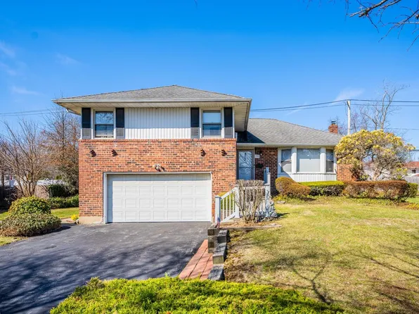 75 Larch Drive, Manhasset Hills, NY 11040