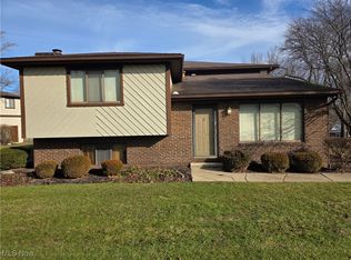 7304 Oakwood Dr APT 9, Brookfield, OH