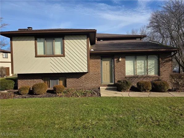 7304 Oakwood Dr APT 9, Brookfield, OH 44403