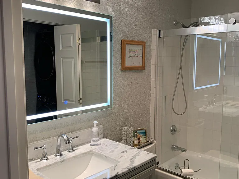 Guest bathroom with tub/shower