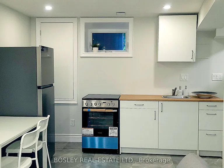623 Dupont St #LOWER LEVEL — Photo 17