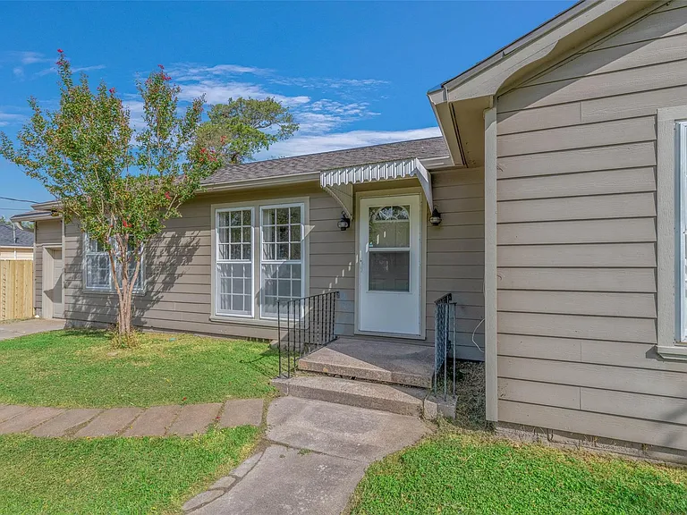 1113 Felder St — Photo 3