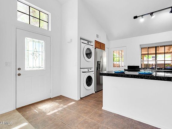 4th image of 921 W UNIVERSITY Drive #1023