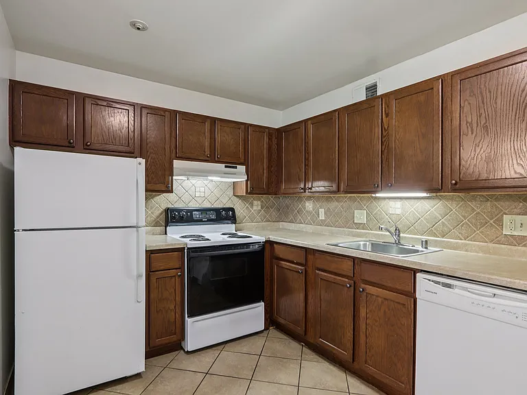 Park Plaza Apartments — Photo 6