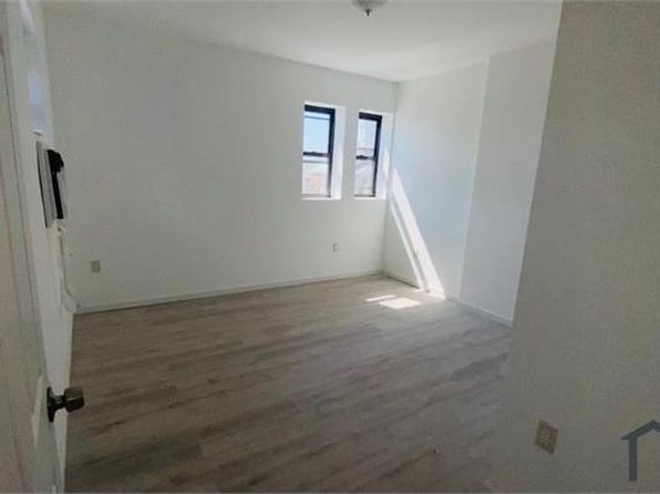 677 Fairfield Ave #204
