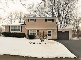 44 Country Gables Cir, Rochester, NY 14606