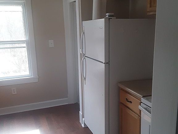 5th image of 248 Elizabeth Ave