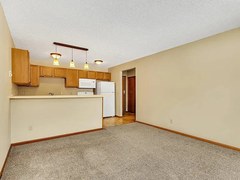 Karolyn Apartments — Photo 6