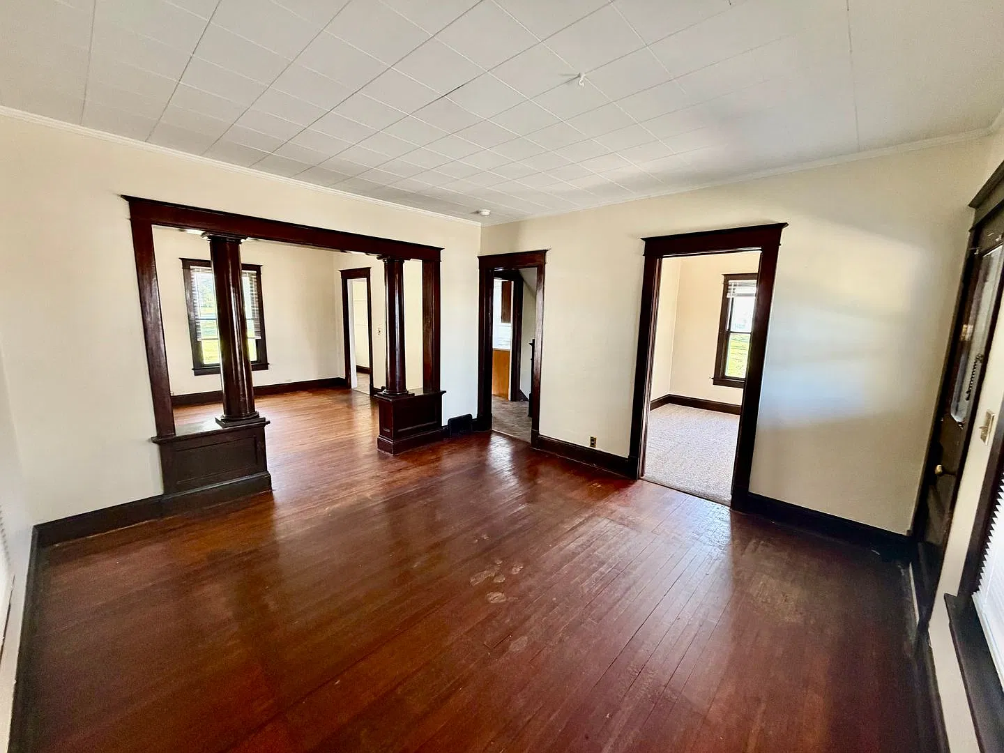 Charming 3 Bedroom House with Front Porch! — Photo 2