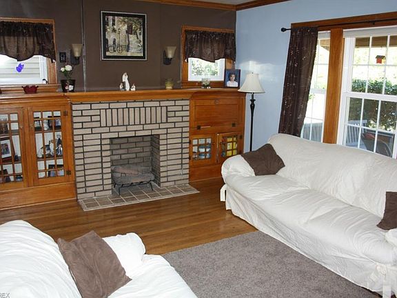 3rd image of 440 Selden Ave