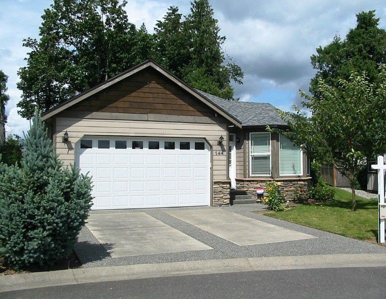 View of the front of the home. Great home with lots of sunshine