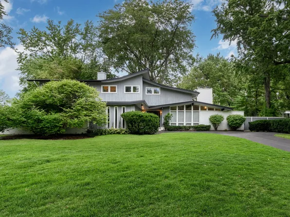 695 Ivy Ln, Glencoe, IL 60022