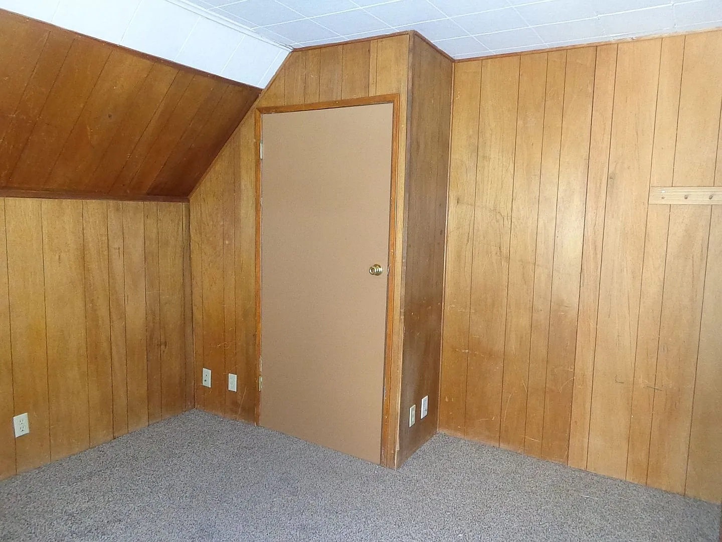 Three Bedroom Upper Crestline — Photo 4