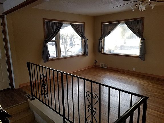 Living room 12'1' x 18'