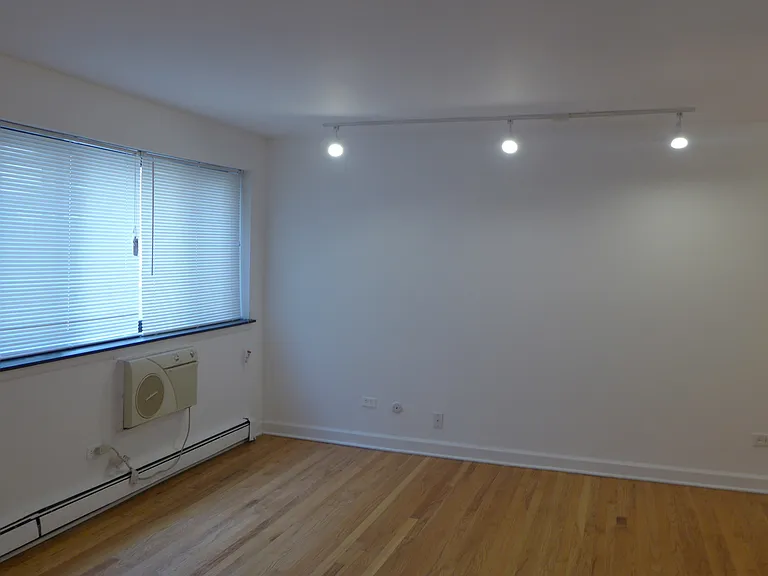 Foster Beach Apartments — Photo 3