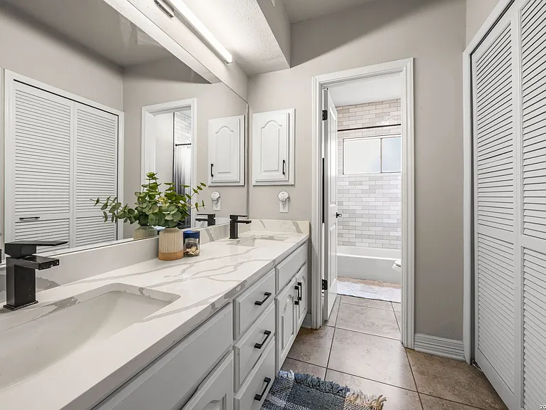 2330 Encino Point — Photo 17