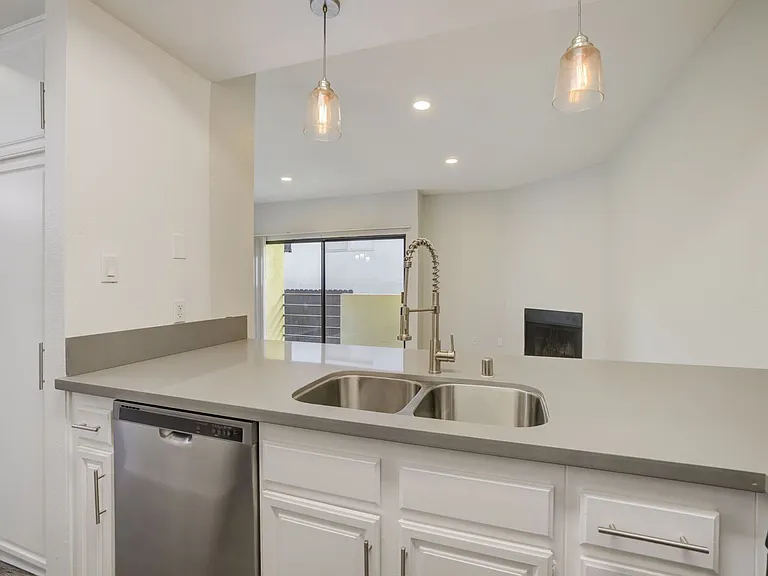 711 N. Sweetzer Ave — Photo 11
