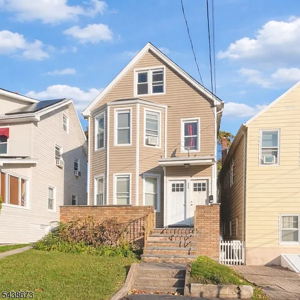 3 bed, 1.0 bath, $2,400 — Photo 2