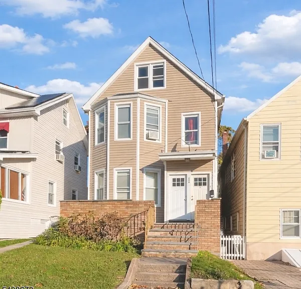 204 Demott Ave — Photo 2