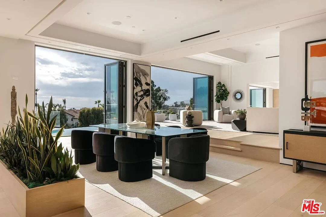 6 bed, 9.0 bath, 9351 sqft, $50,000 — Photo 1