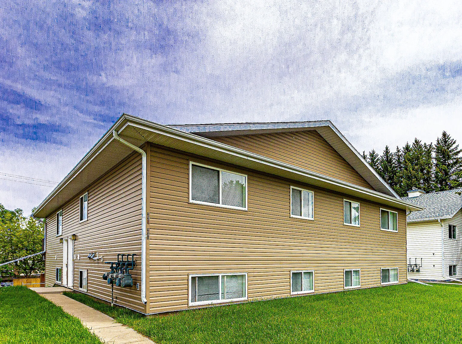 Strathmore 3 Bed/1 Bath Upper 4-Plex W/ Laundry — Photo 2