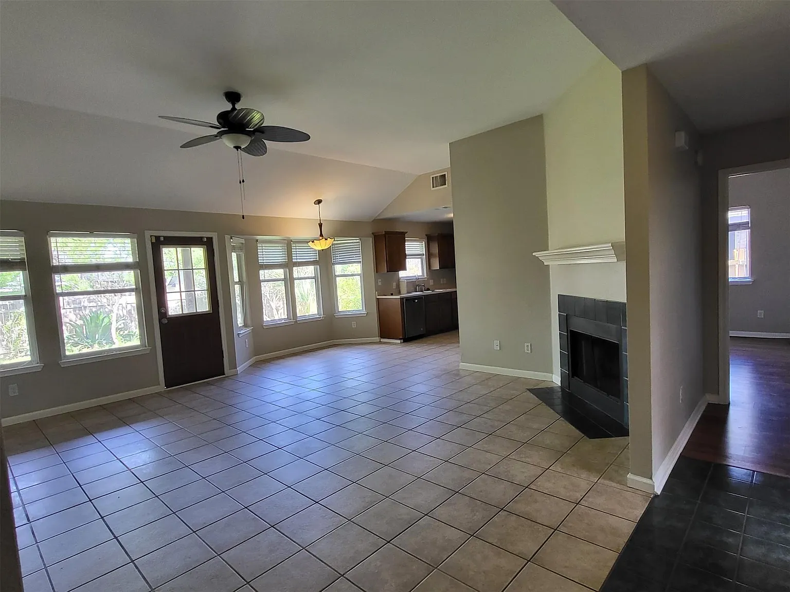 3 bed, 2.0 bath, 1350 sqft, $1,850 — Photo 3