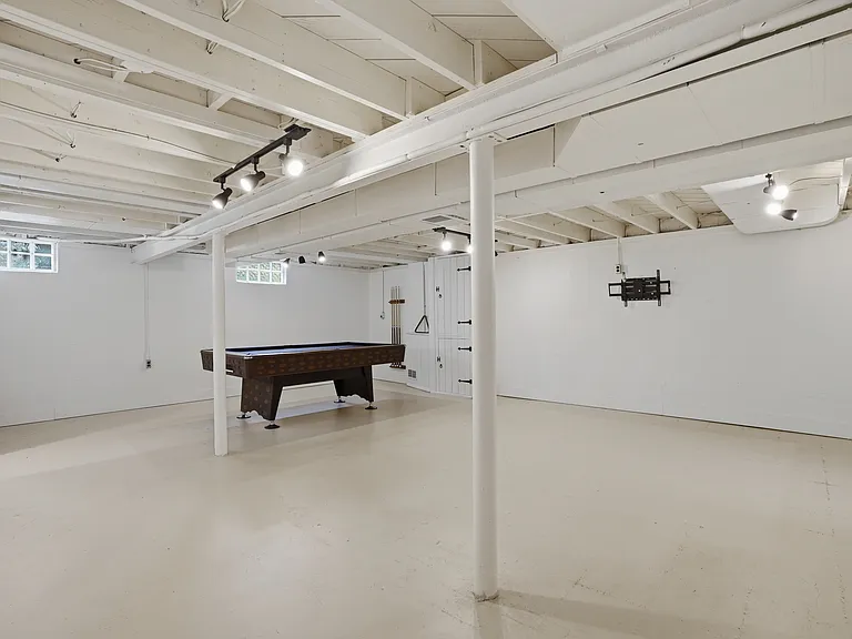831 Loyola Dr — Photo 14