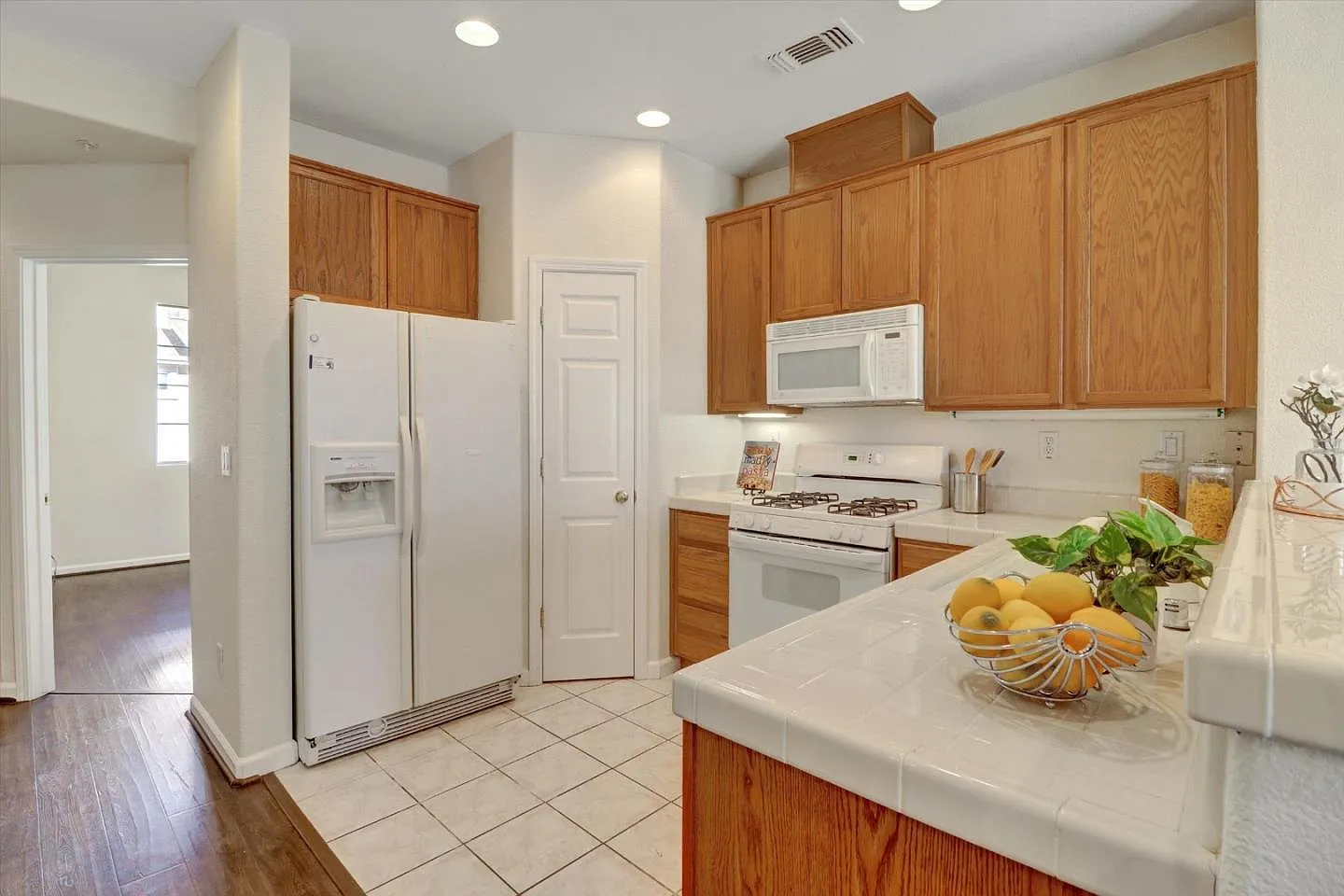 3 bed, 1375 sqft, $4,000 — Photo 1