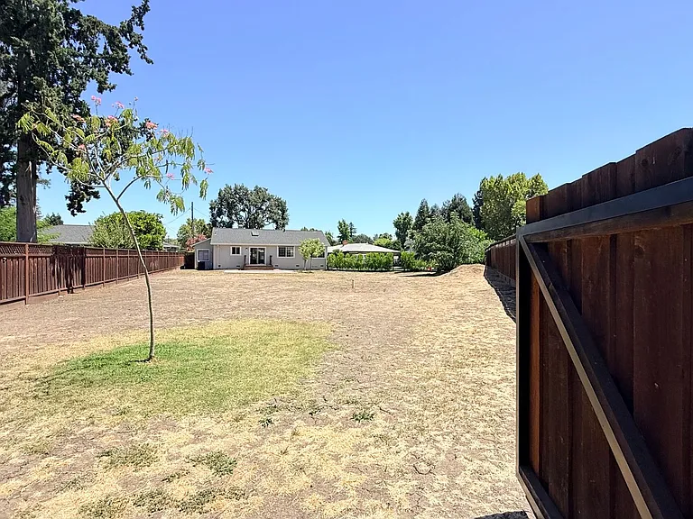 205 Barbara Ct — Photo 32