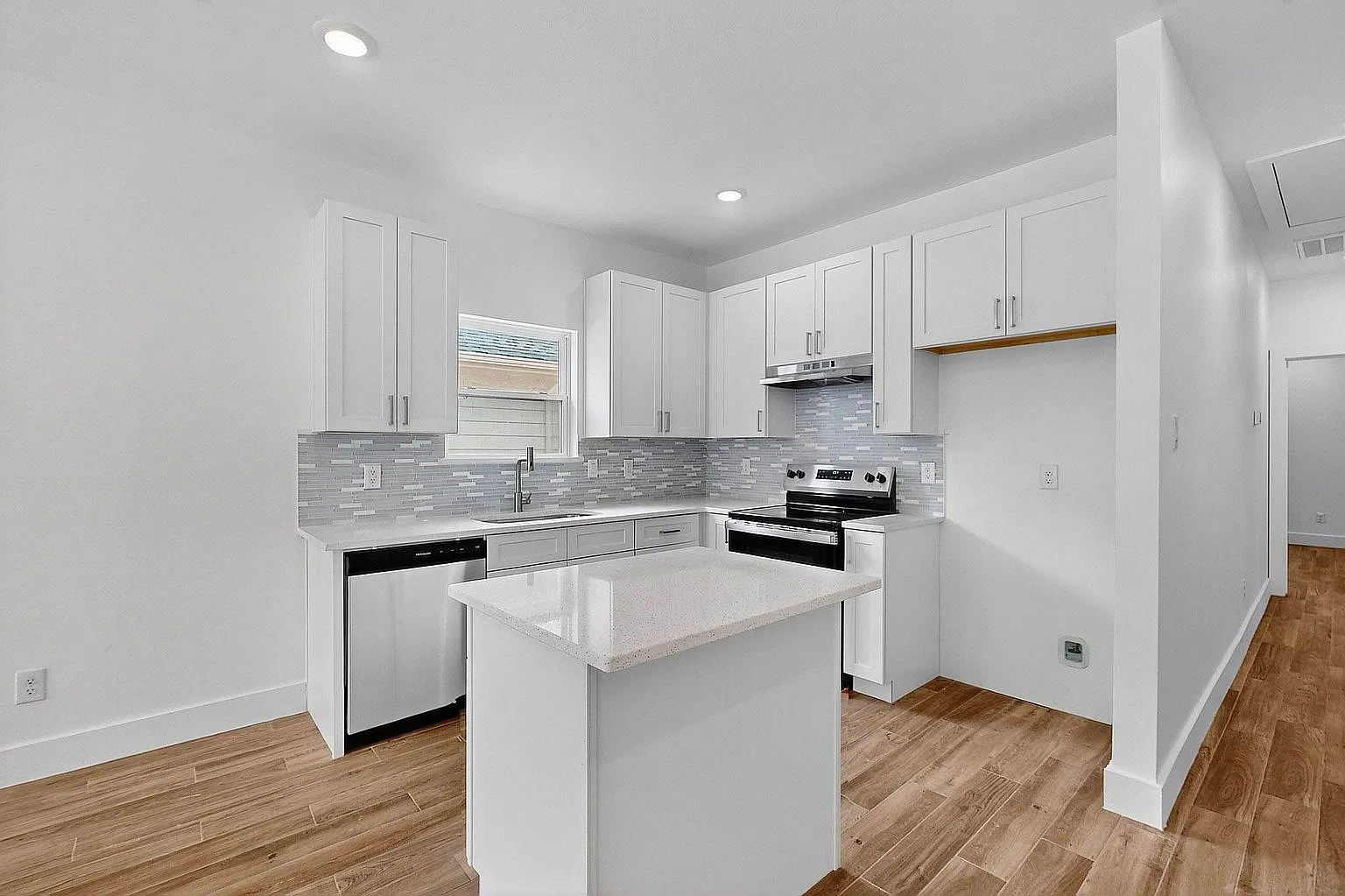 3 bed, 1184 sqft, $1,925 — Photo 4