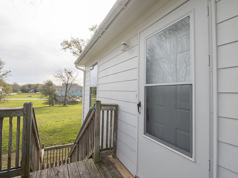 420 Richmond Dr — Photo 2