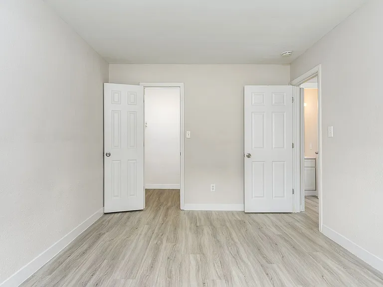 Oak Park Apartments — Photo 7