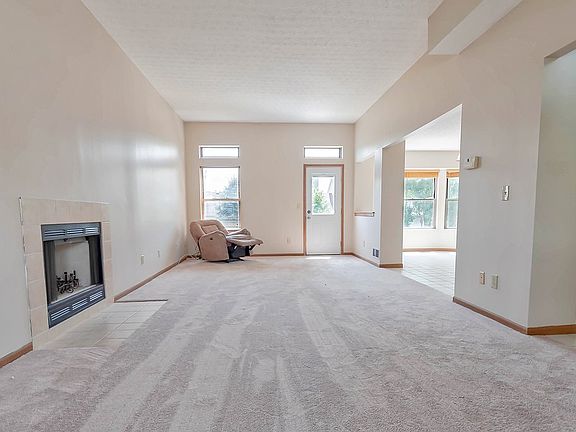 3rd image of 893 Linkfield Dr