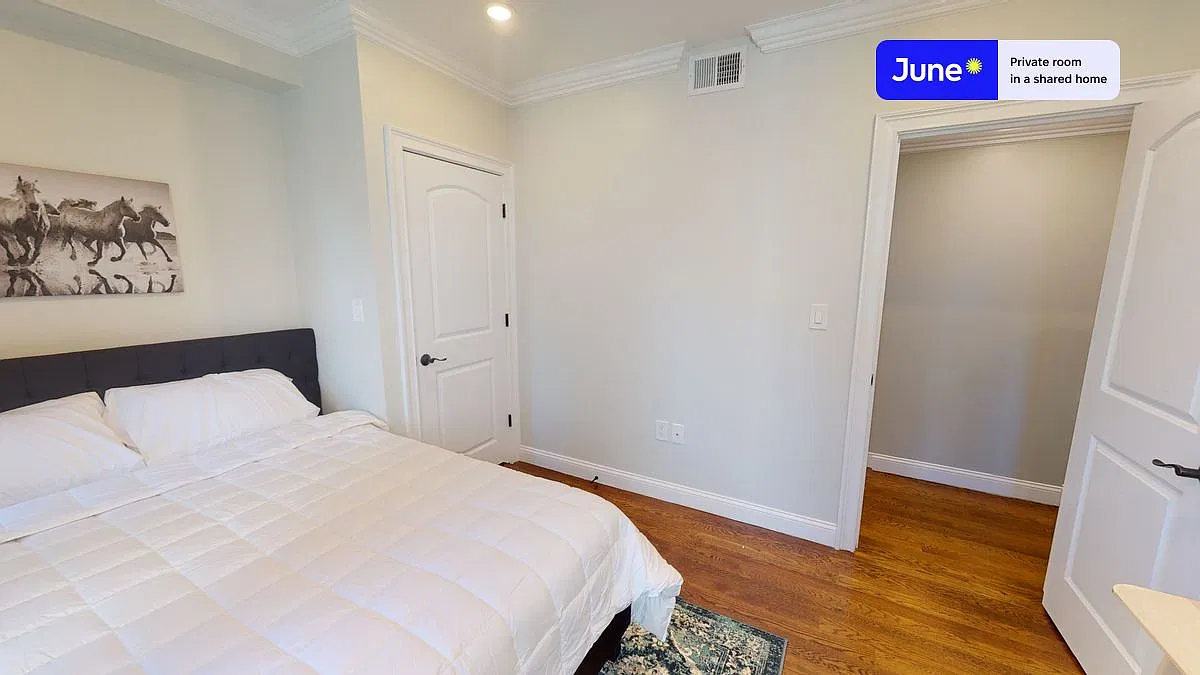 Queen bedroom in 4 bed/1.5 bath home in Brighton #569 D — Photo 3