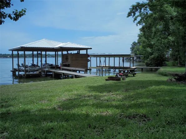 462 Lakefront Dr, Onalaska, TX 77360