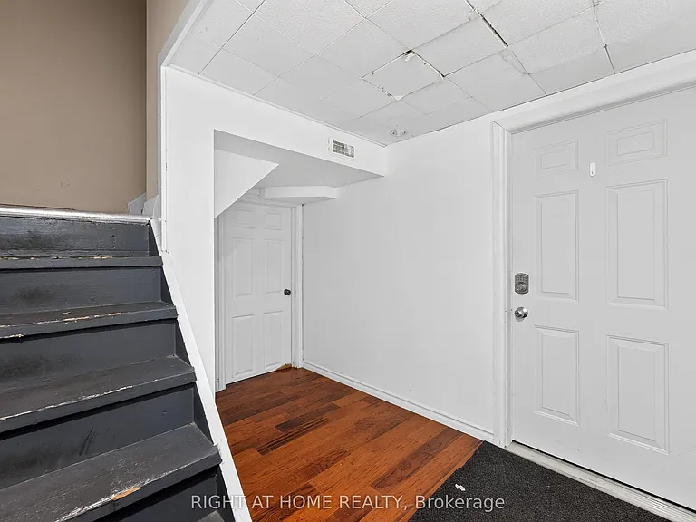 60 Westwood Dr — Photo 4