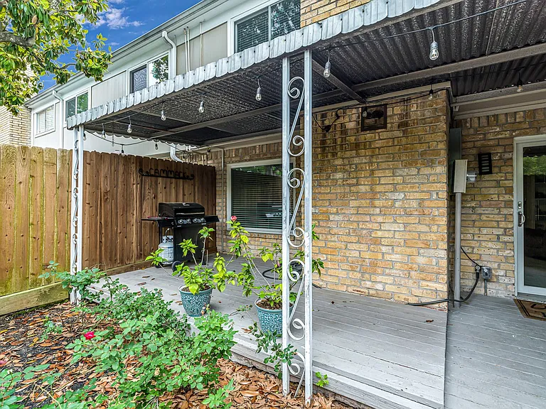 1669 W Sam Houston Pkwy S — Photo 27